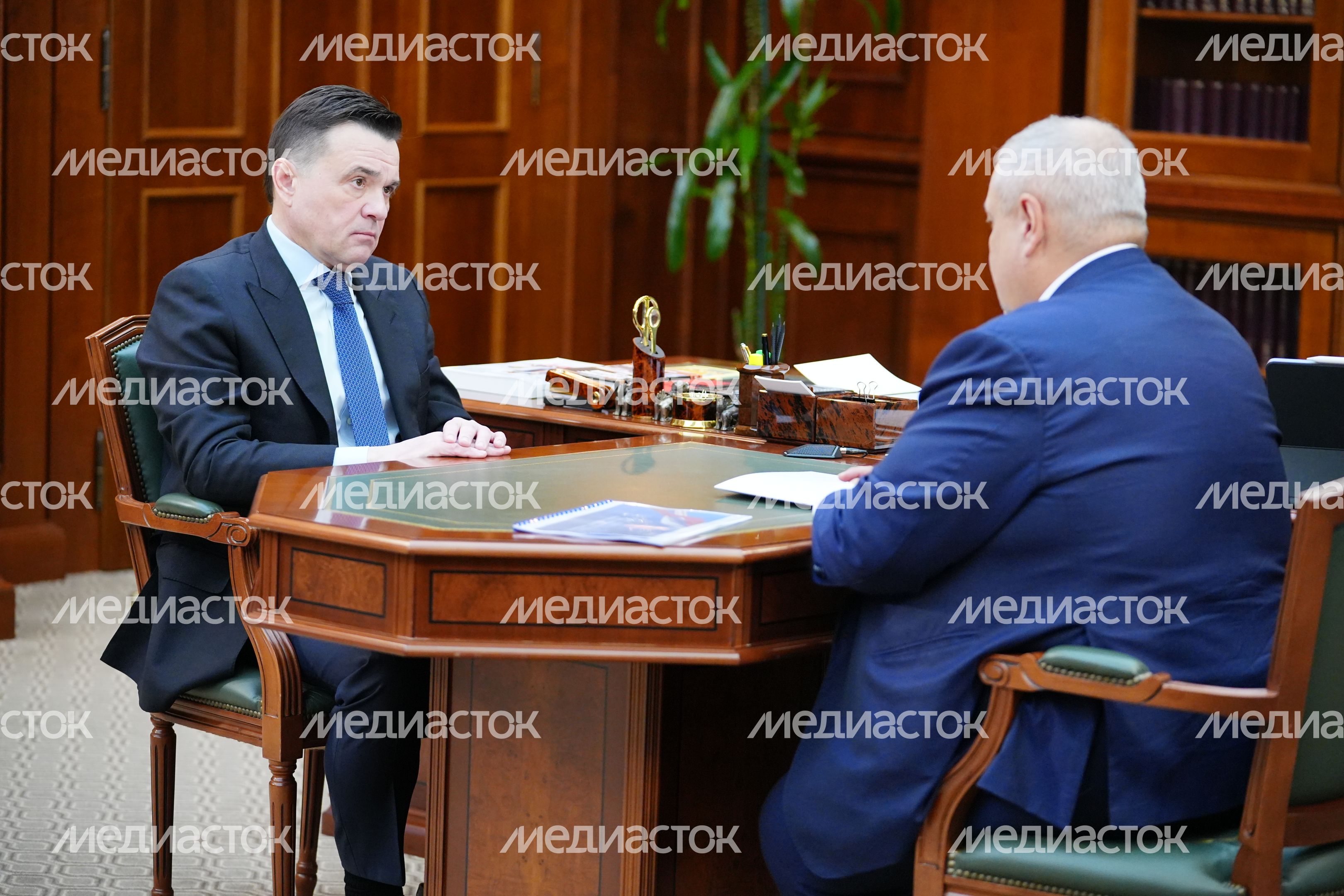 Андрей Воробьёв провел рабочую встречу с главой Рузского м.о. Александром Горбылёвым Андрей Воробьёв провел рабочую встречу с главой Рузского м.о. Александром Горбылёвым