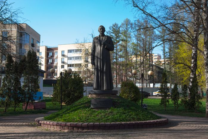 Памятник Феликсу Эдмундовичу Дзержинскому в городе Дзержинский