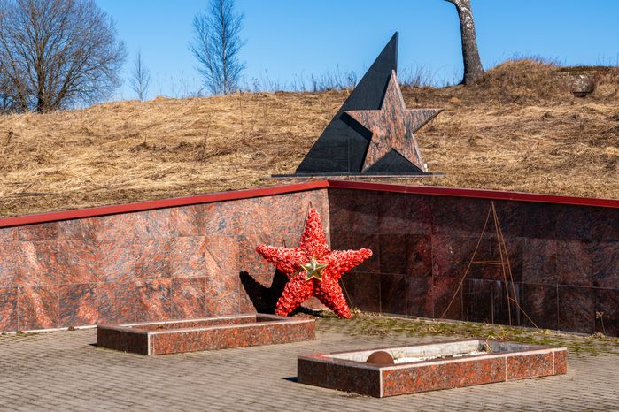 Братская могила рядом с церковью Покрова Пресвятой Богородицы в селе Ельня Можайского округа