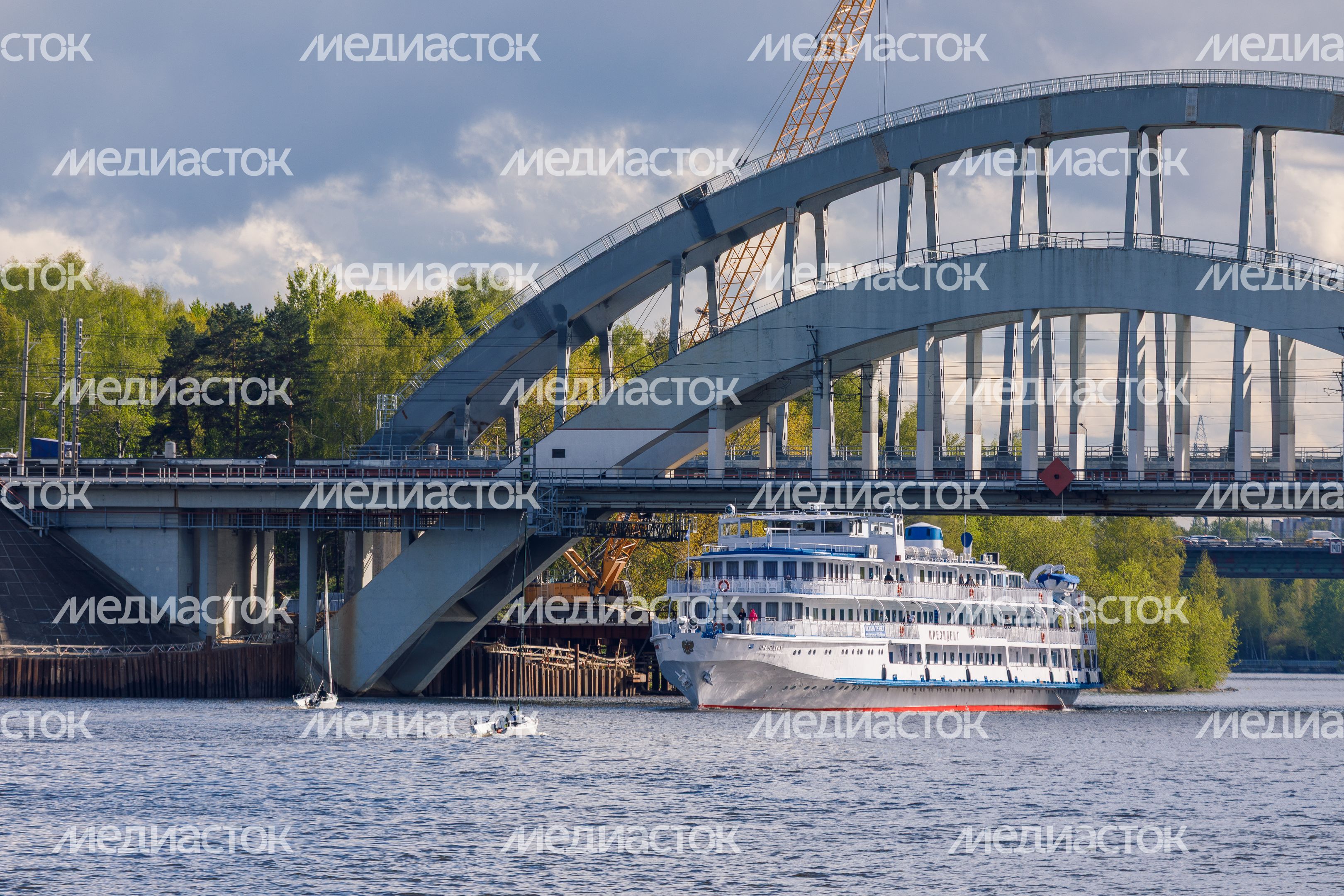 Теплоход на Химкинском водохранилище в Подмосковье