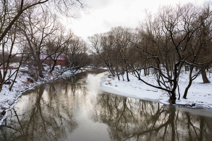 Река Лопасня в зимнем городском парке культуры и отдыха в Чехове