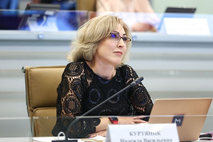 Надежда Куртяник на еженедельном совещании