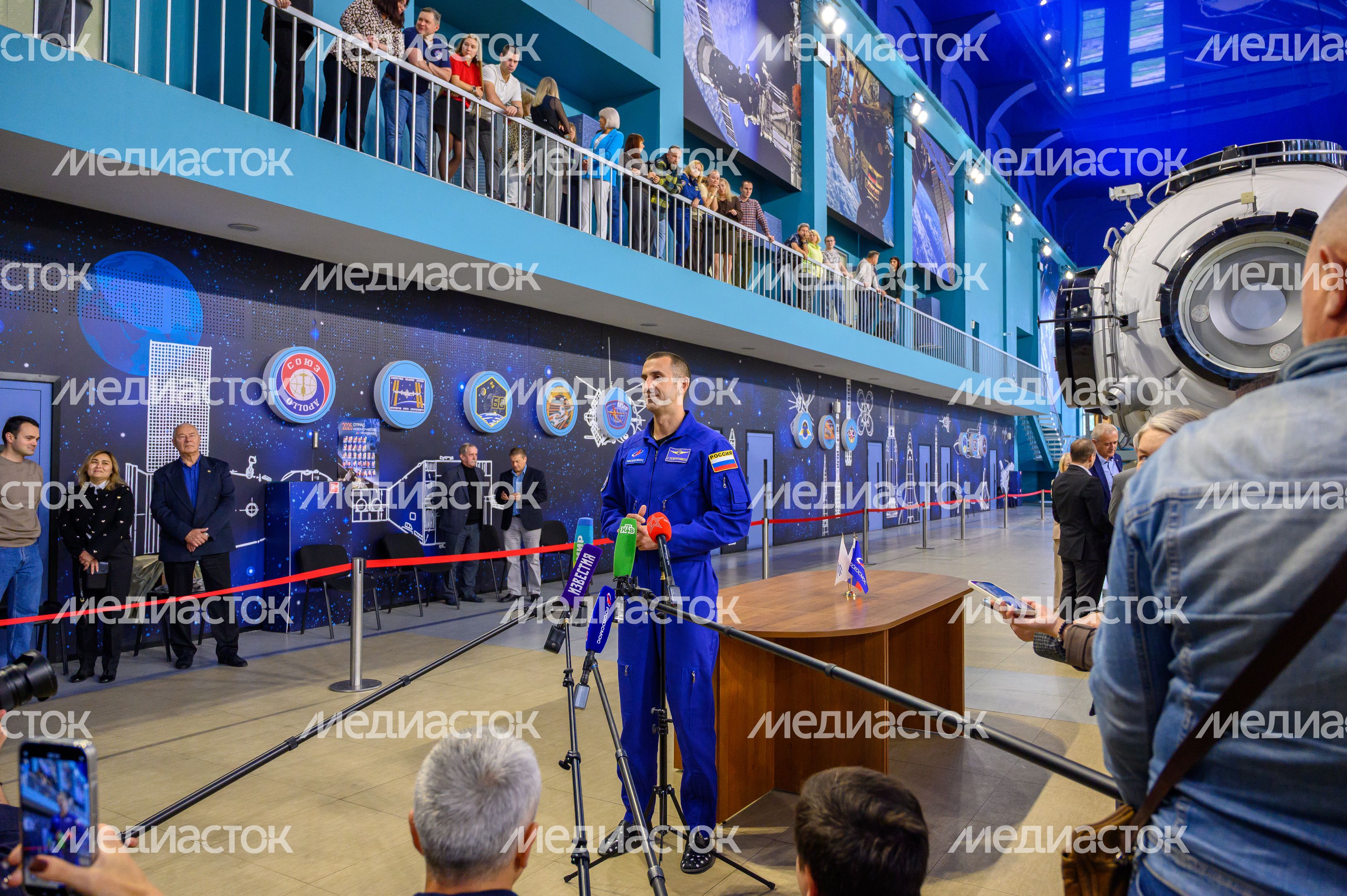 Космонавт Роскосмоса Сергей Тетерятников на комплексной тренировке в Центре подготовки космонавтов Звездного городка Космонавт Роскосмоса Сергей Тетерятников на комплексной тренировке в Центре подготовки космонавтов Звездного городка