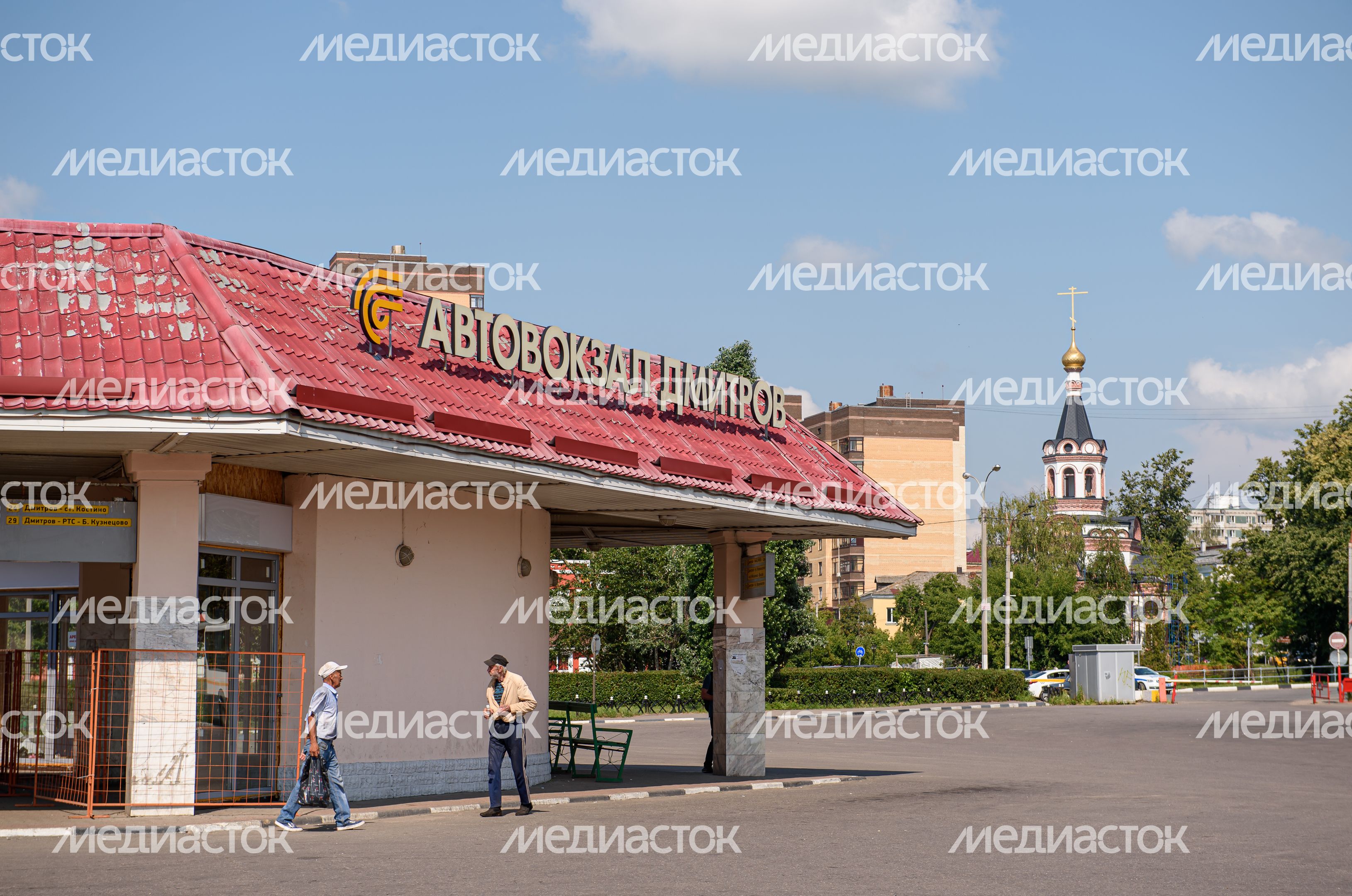 Летние виды автовокзала в городе Дмитров