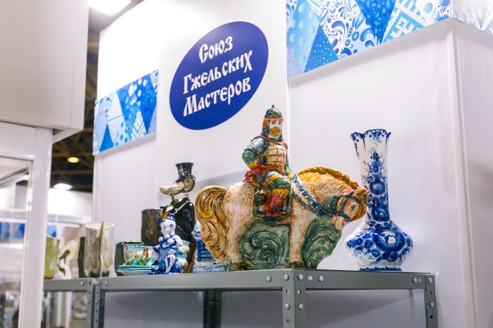 Стенд гжельского промысла на выставке народных художественных промыслов «Ладья. Зимняя сказка 2024»