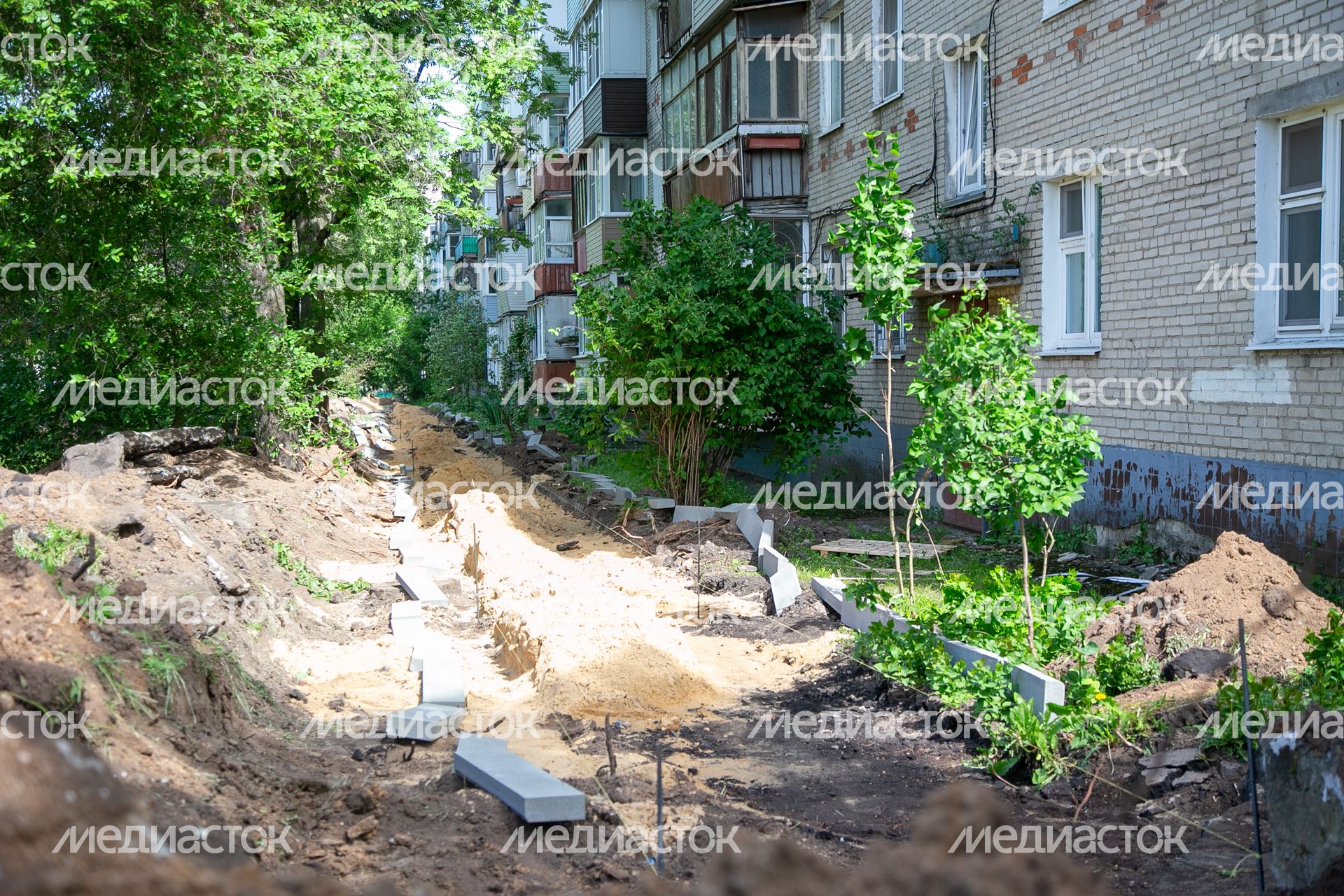 Всеволод Волосевич оценил выполнение работ по благоустройству дворовых территорий и «народных троп» Всеволод Волосевич оценил выполнение работ по благоустройству дворовых территорий и «народных троп»