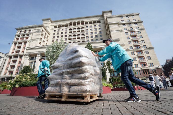Подготовка к открытию площадки фестиваля «Цветочный джем» в Москве