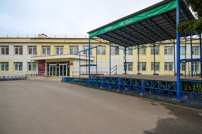 Сцена на площади у Дворца культуры «Старт» в Луховицах – умного ДК