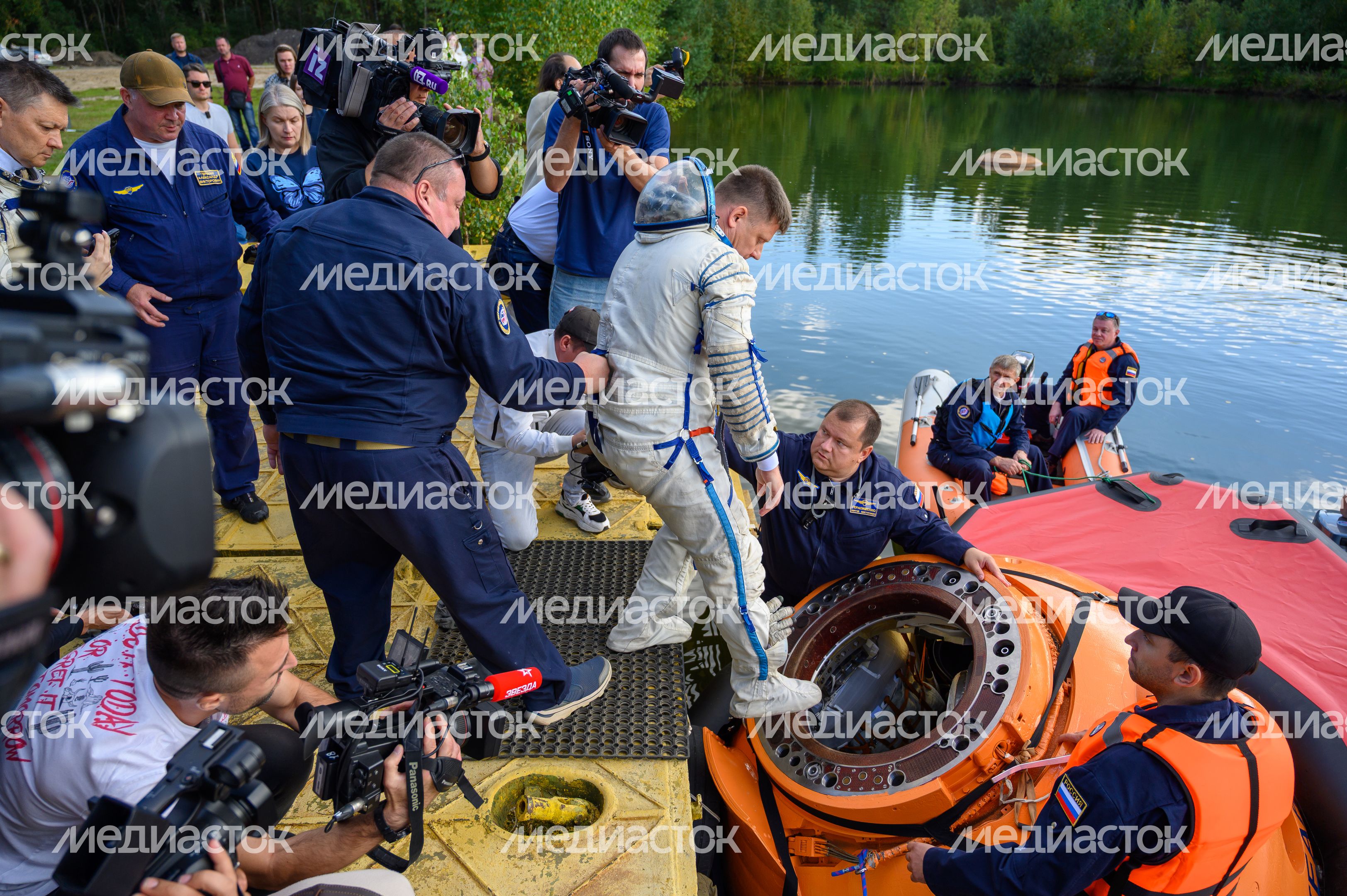 Тренировка космонавтов по действиям после посадки на водную поверхность в Ногинском спасательном центре МЧС России Тренировка космонавтов по действиям после посадки на водную поверхность в Ногинском спасательном центре МЧС России