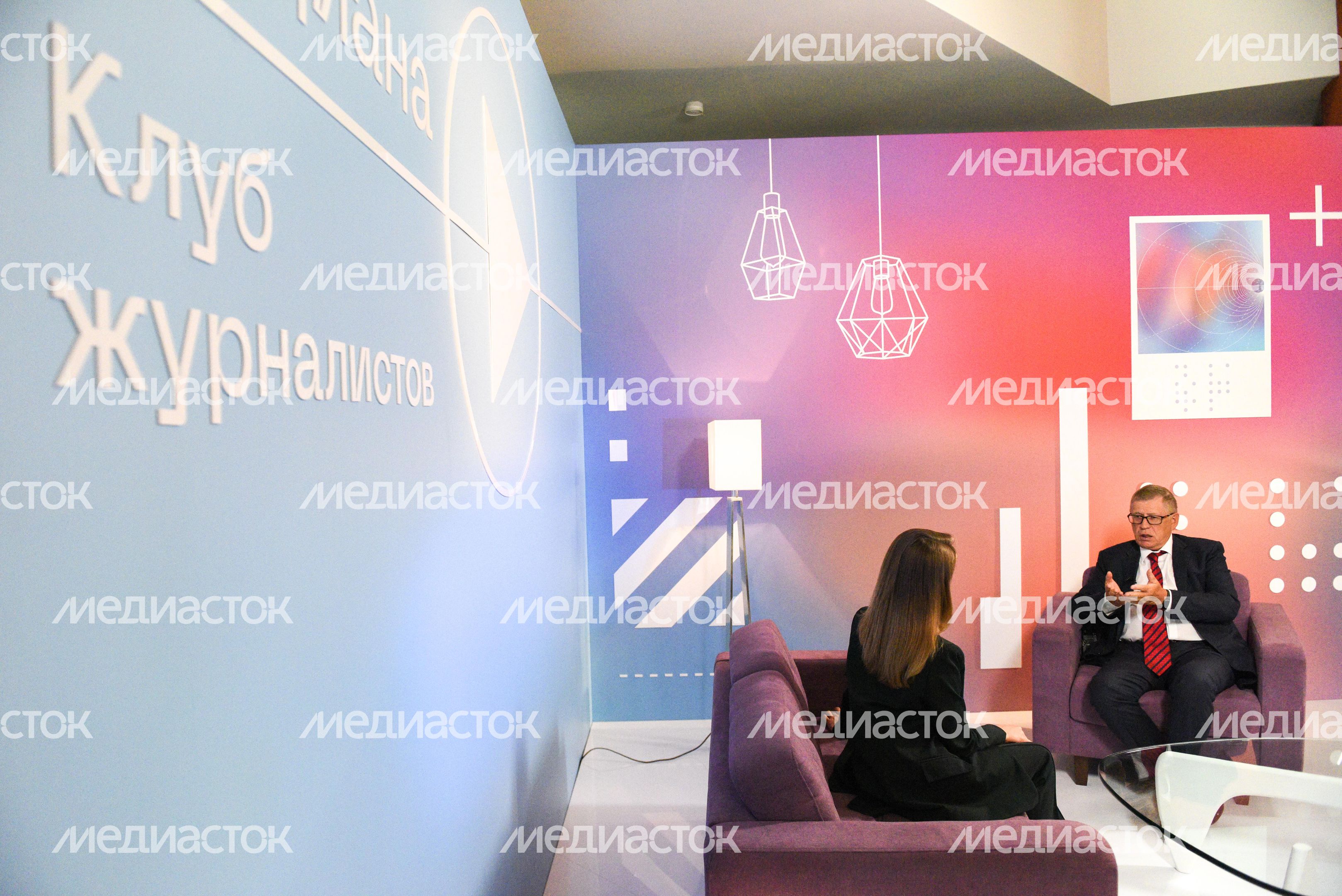 Интервью с журналистами перед церемонией вручения премии «Медиана».