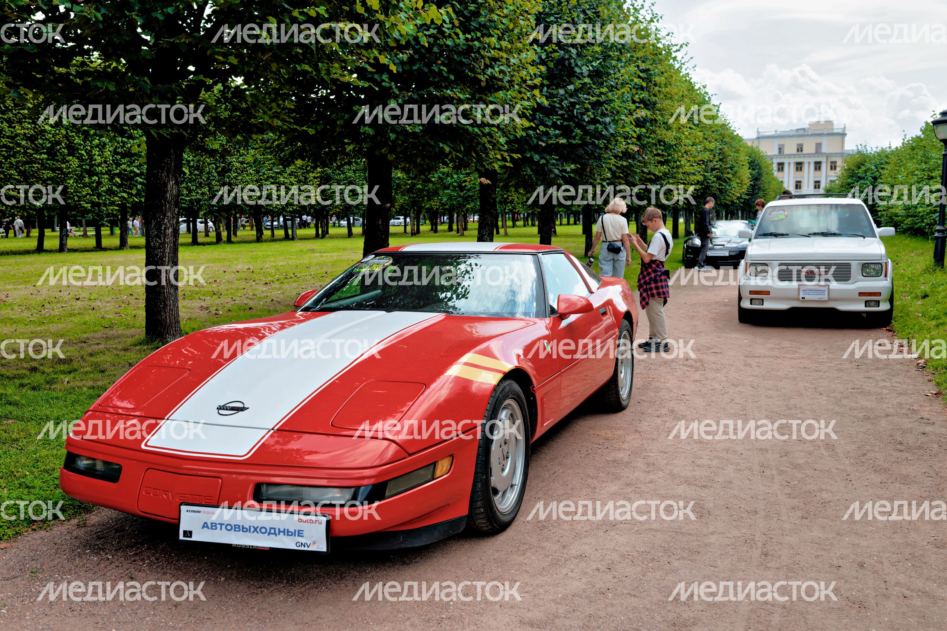 Ретроавтомобили и суперкары на автофестивале «Автовыходные в Архангельском» в округе Красногорск