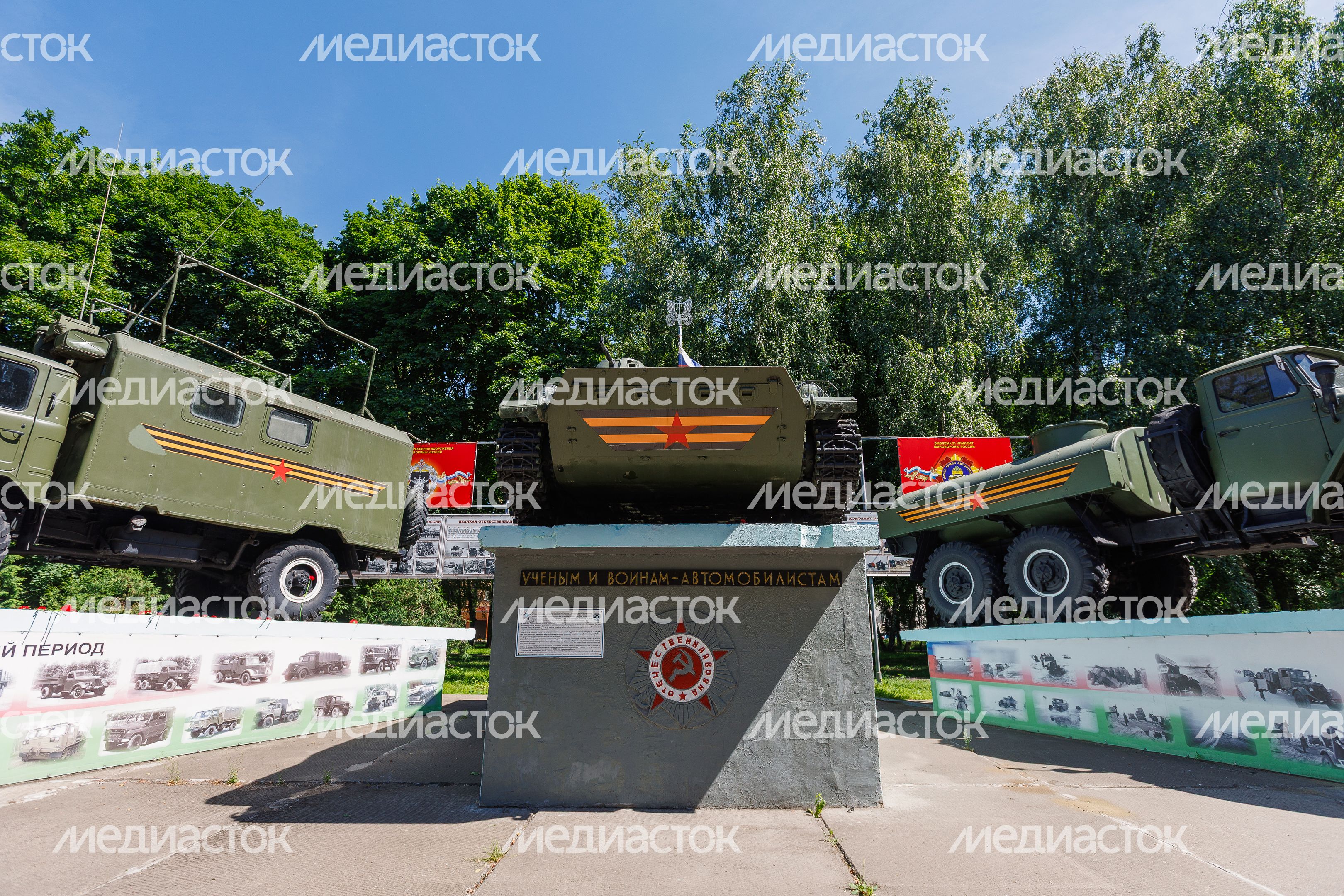Памятник «Ученым и воинам-автомобилистам» на аллее Славы в Бронницах Памятник «Ученым и воинам-автомобилистам» на аллее Славы в Бронницах