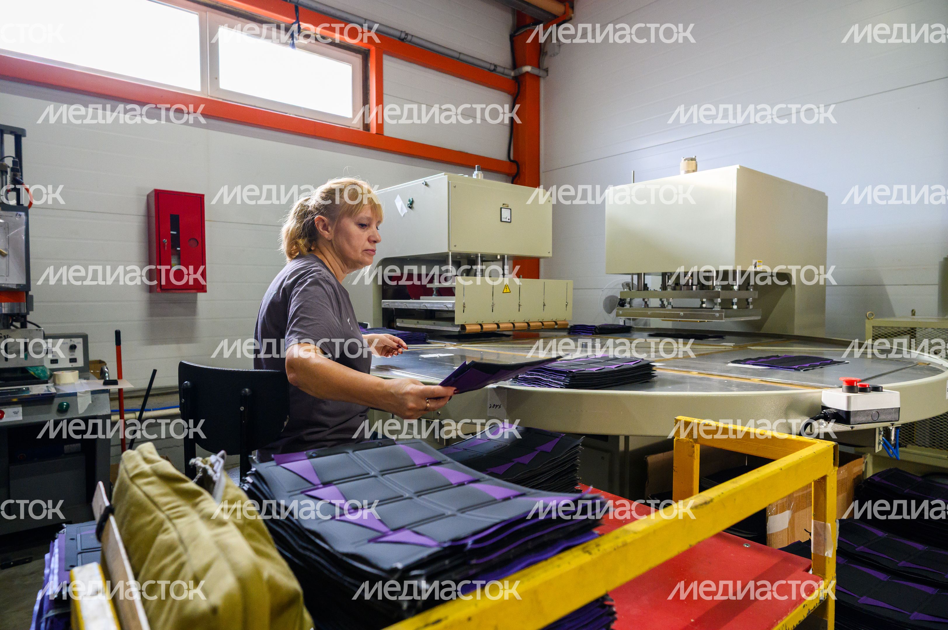 Производство продукции из экокожи на заводе ГК «ПЛАСТИК ОН ЛАЙН» в Красноармейске Производство продукции из экокожи на заводе ГК «ПЛАСТИК ОН ЛАЙН» в Красноармейске