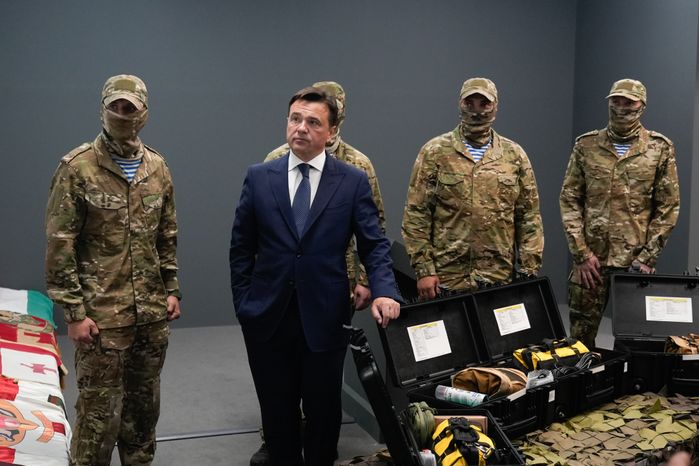 Андрей Воробьев поздравил с праздником военнослужащих 45-й бригады спецназа ВДВ