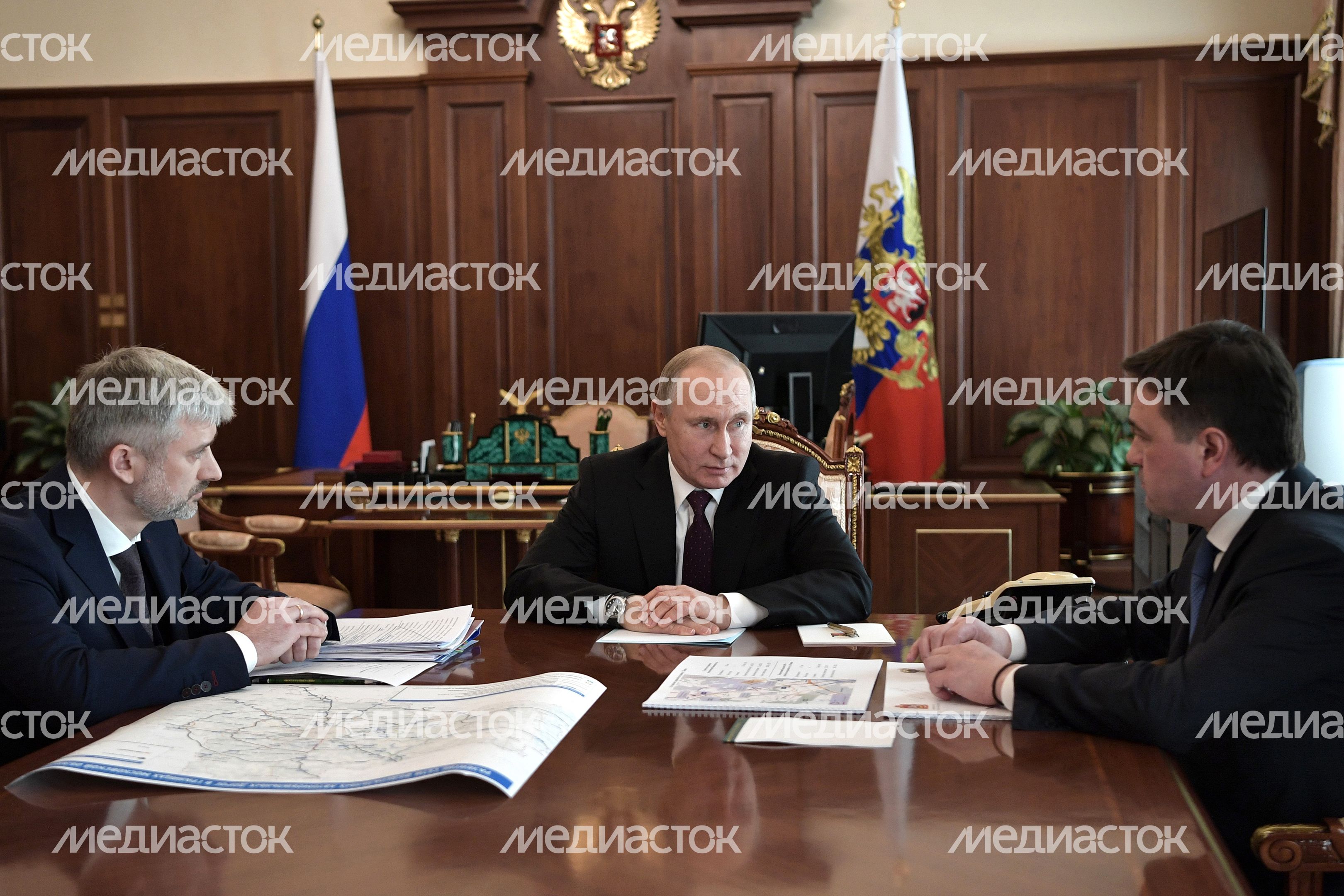 Рабочая встреча Владимира Путина с Министром транспорта РФ и Губернатором Подмосковья Рабочая встреча Владимира Путина с Министром транспорта РФ и Губернатором Подмосковья