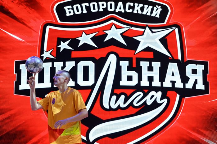 Футболист Андрей Харламов показал участникам школьной футбольной лиги фристайл с мячом