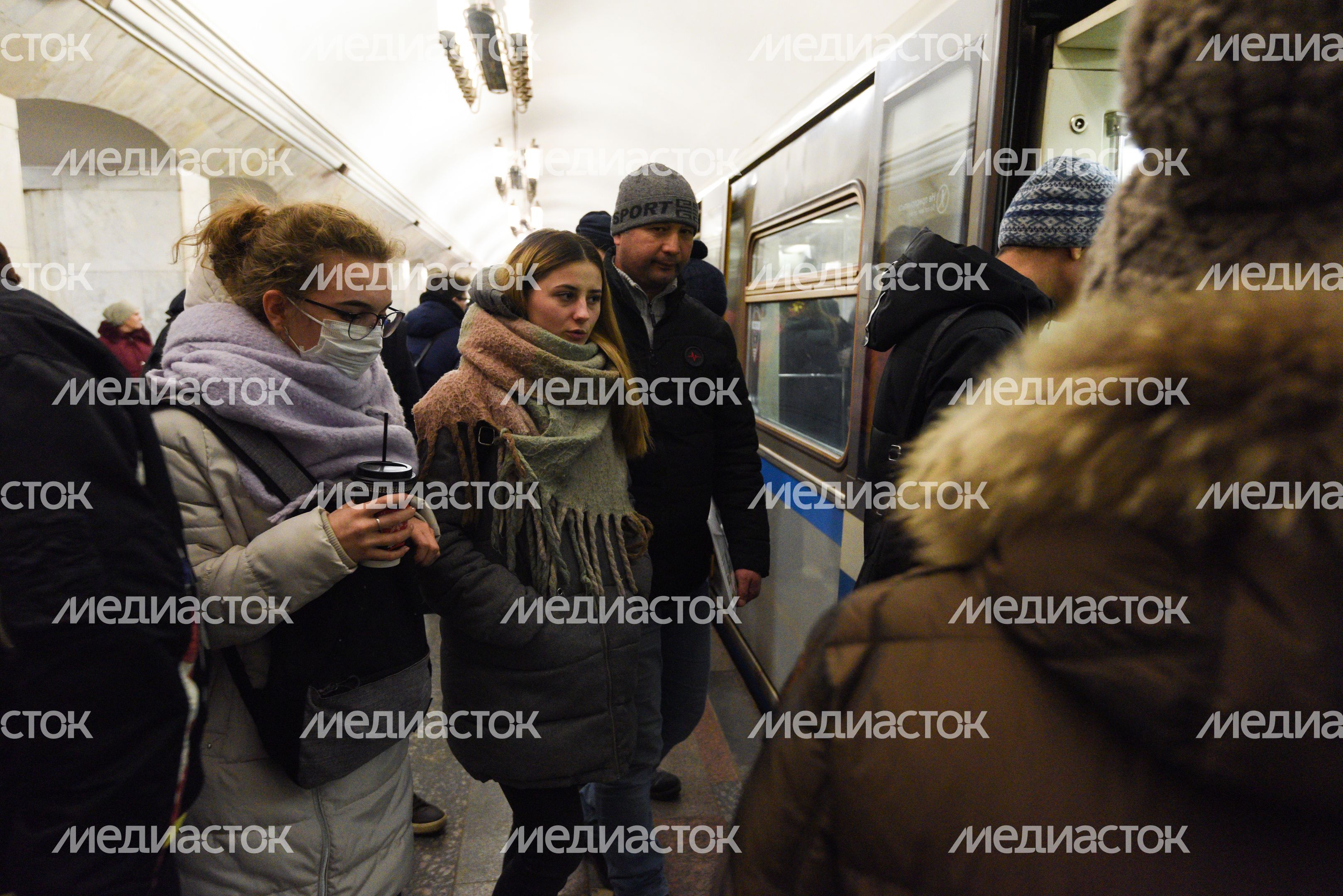 Люди в масках в период эпидемии коронавируса