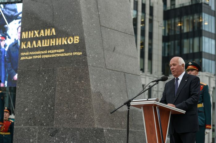 В Москве торжественно открыли памятник Михаилу Калашникову