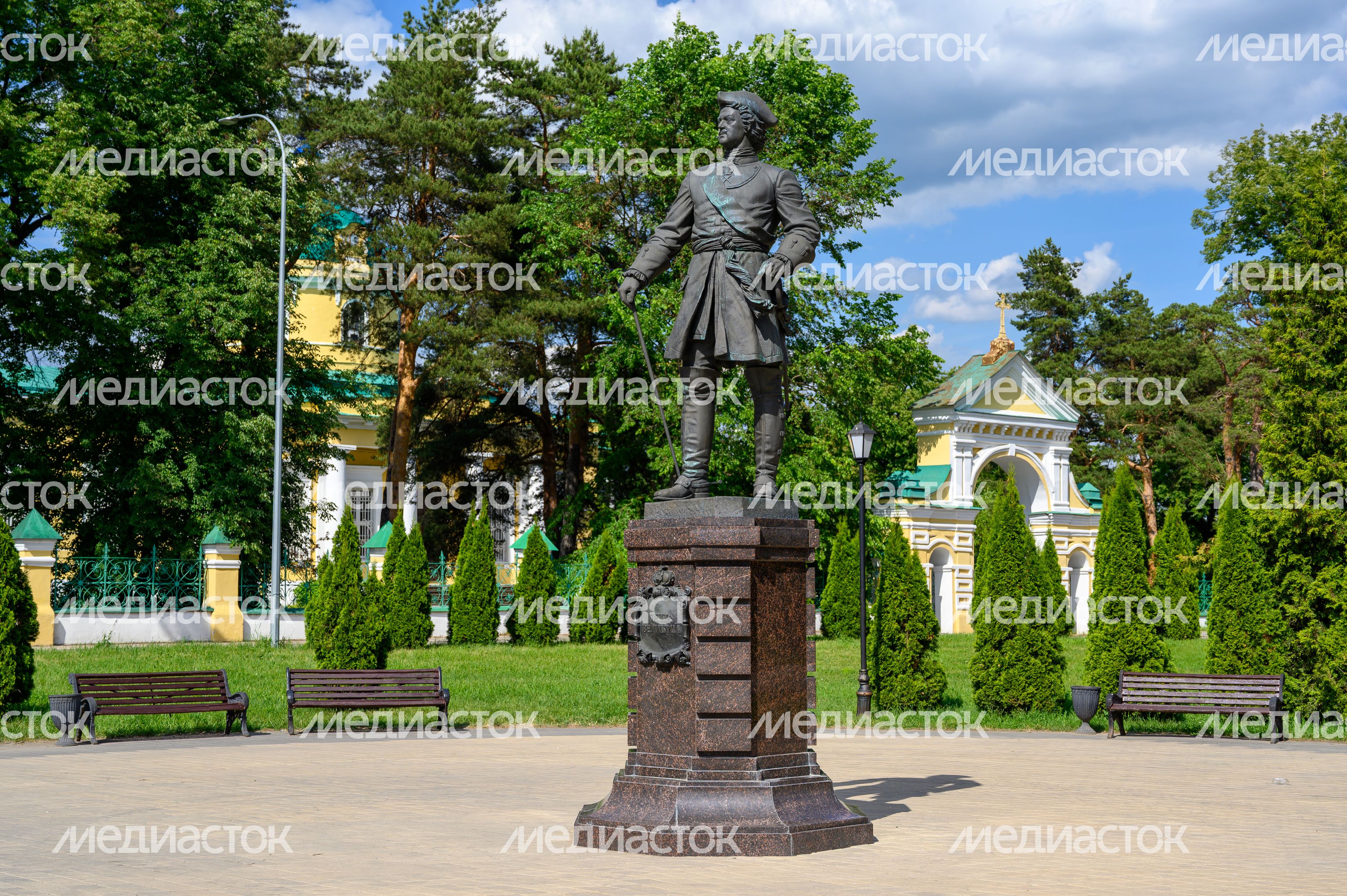 Скульптурная композиция «Петр I» в Никольском парке города Лосино-Петровский Скульптурная композиция «Петр I» в Никольском парке города Лосино-Петровский