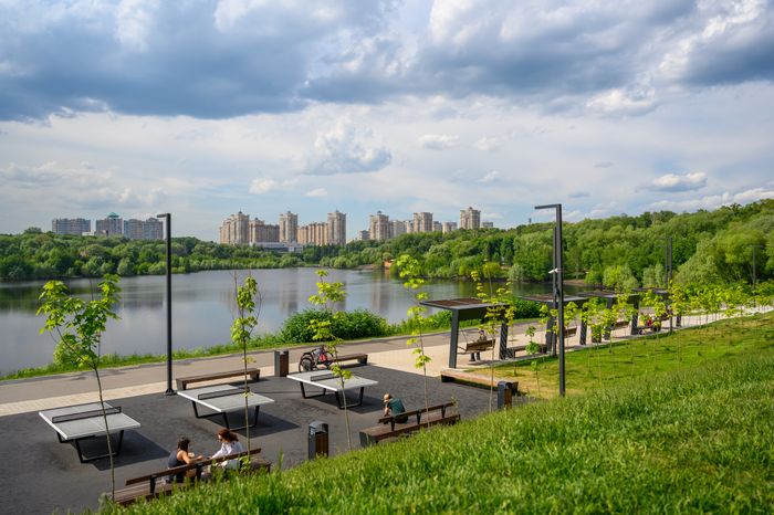 Набережная Борисоглебского озера в Раменском городском парке культуры и отдыха летом