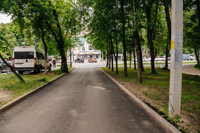 Всеволод Волосевич оценил выполнение работ по благоустройству дворовых территорий и «народных троп»