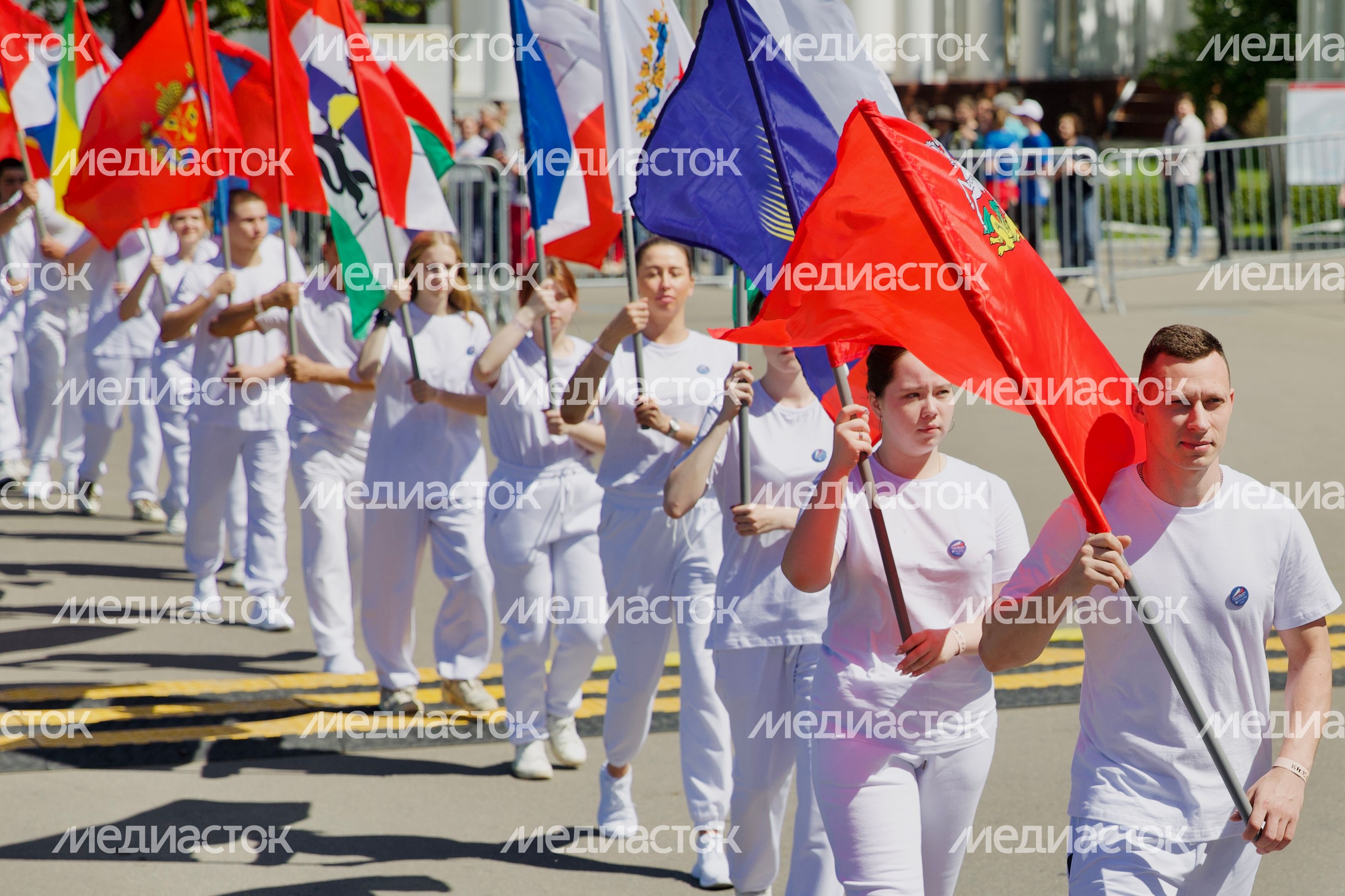 Подмосковные спортсмены с семьями присоединились к параду-шествию на ВДНХ