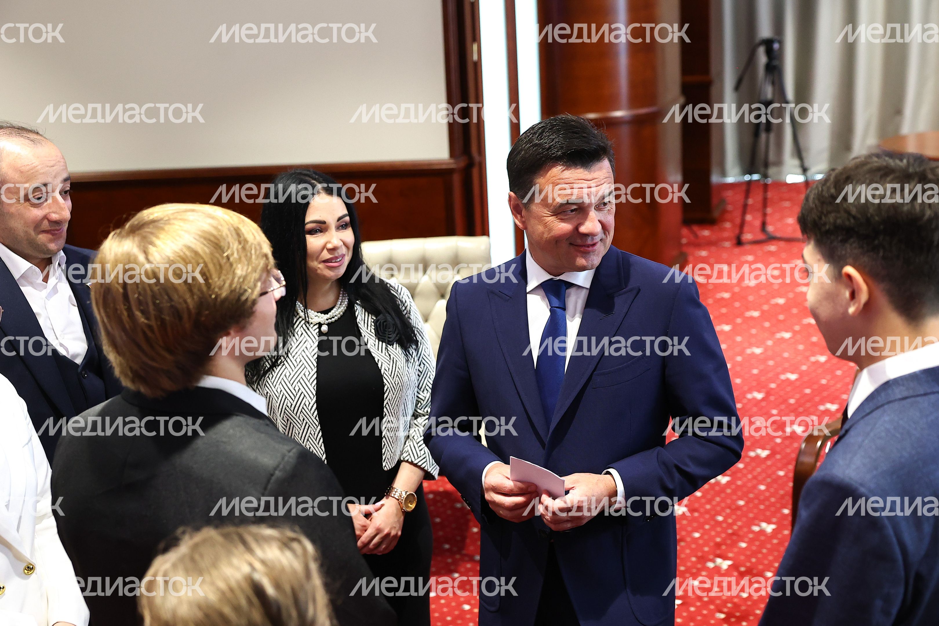 Андрей Воробьев наградил подростков, спасших людей в «Крокусе», а также работников образования и культуры