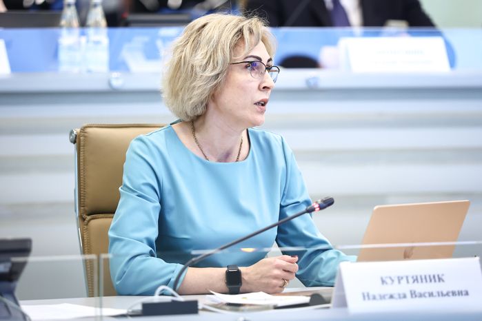 Надежда Куртяник на совещании в Доме правительства МО