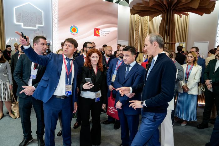 Дмитрий Григоренко осмотрел подмосковный стенд на ПМЭФ-2025