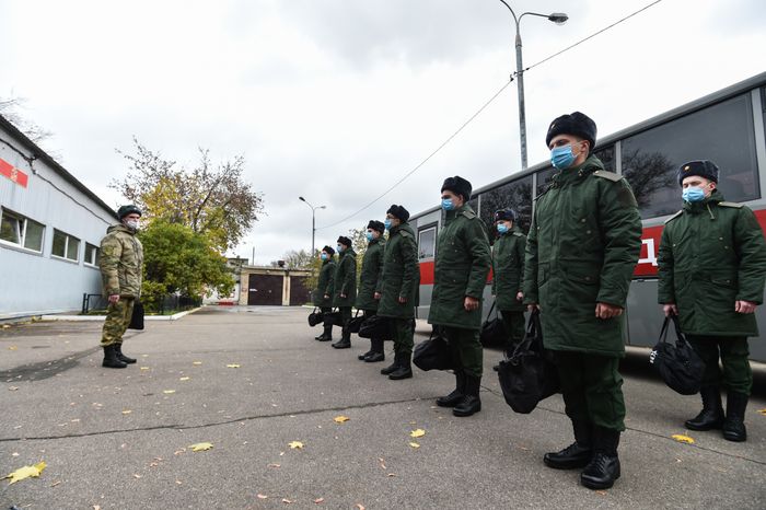 Отправка призывников к местам прохождения военной службы с городского сборного пункта Военного комиссариата города Москвы