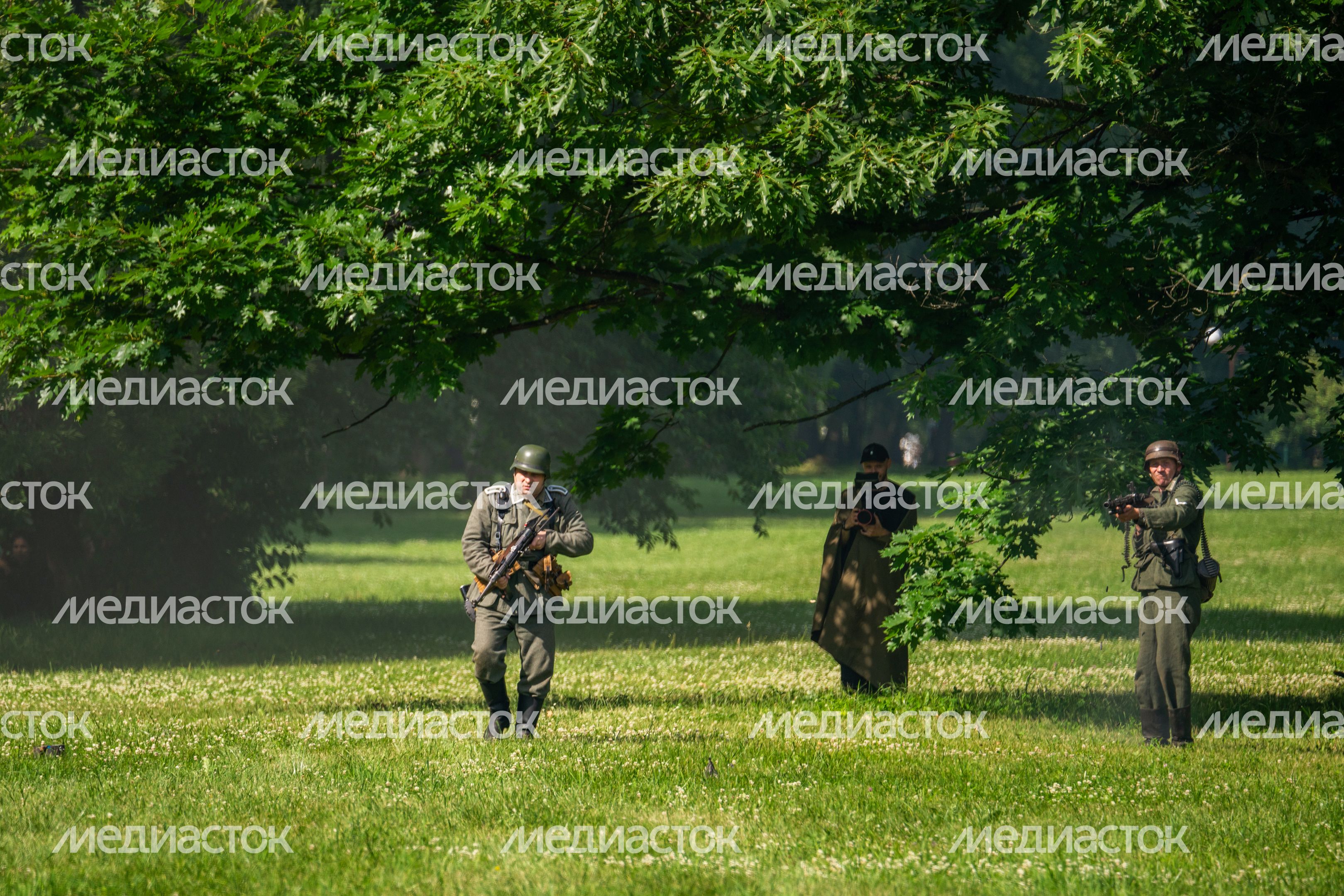 Реконструкция боя на военно-историческом фестивале «Ополчение. По зову сердца» в музее-заповеднике «Горки Ленинские»