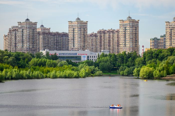 Набережная Борисоглебского озера в Раменском городском парке культуры и отдыха летом