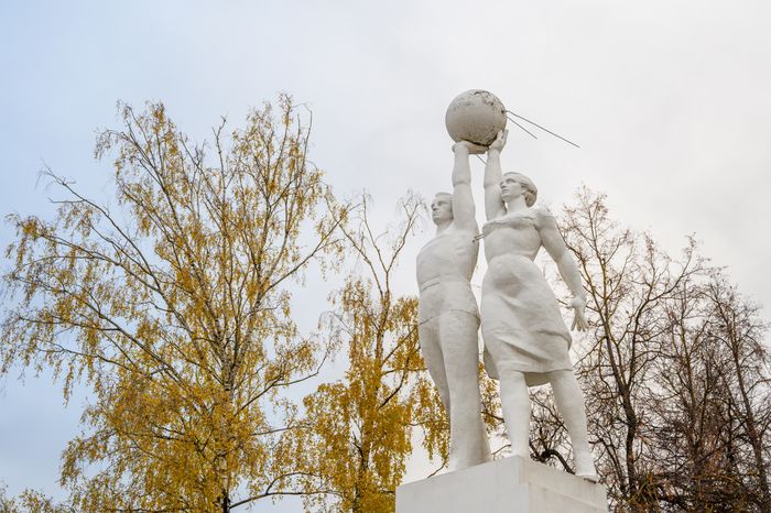 Памятник «Покорителям космоса» в Егорьевске