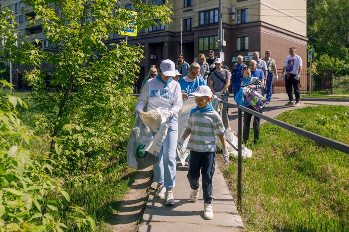 Очистка от мусора берега реки Битца в Ленинском округе в рамках экологической акции «Вода России»