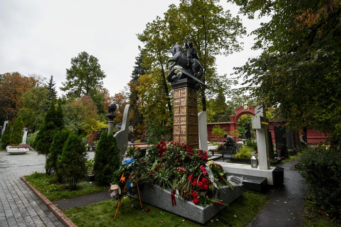 Памятник Михаилу Лужкову на Новодевичьем кладбище в Москве