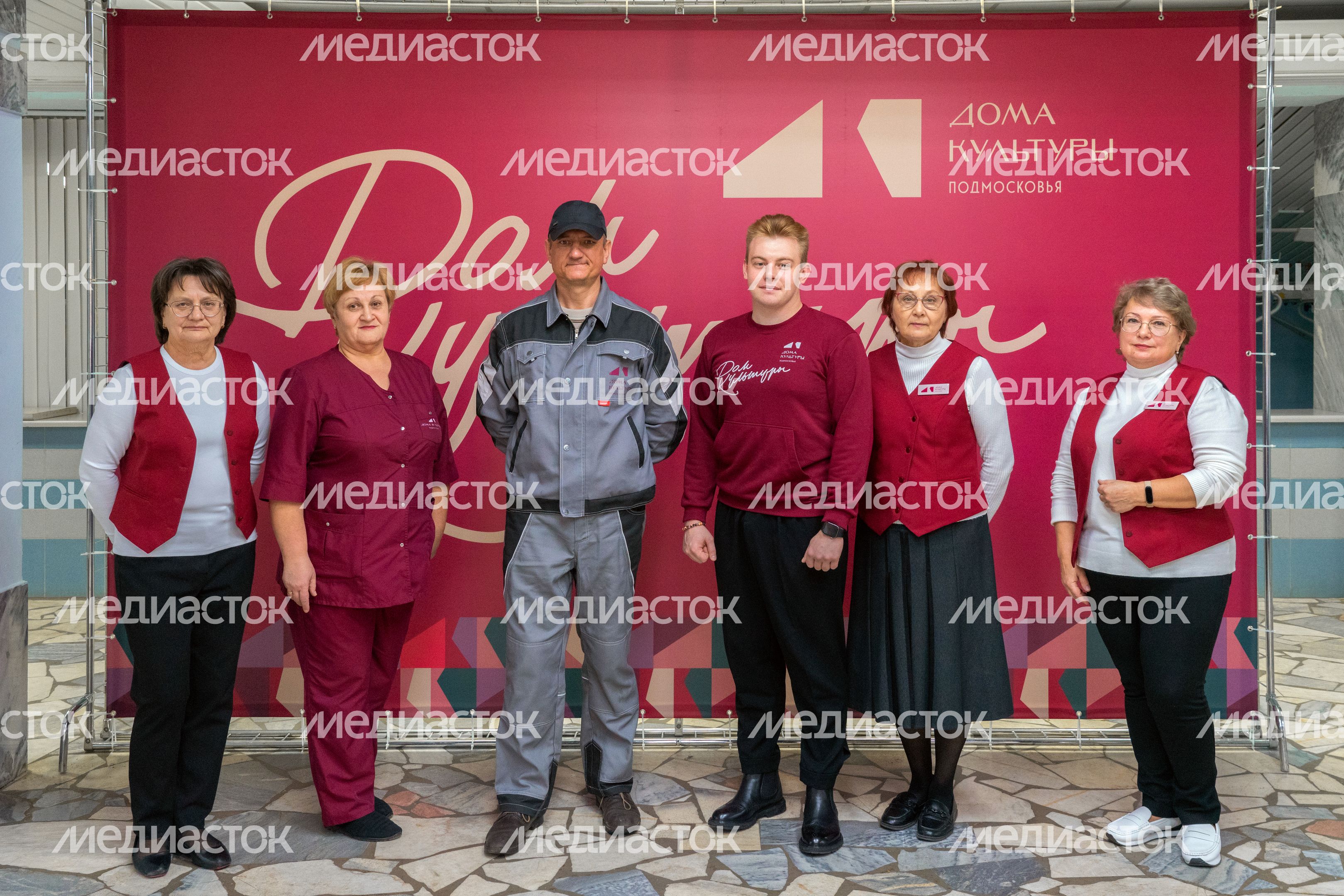 Униформа сотрудников Можайского культурного досугового центра оформлена в едином стиле проекта «Умный ДК» Униформа сотрудников Можайского культурного досугового центра оформлена в едином стиле проекта «Умный ДК»