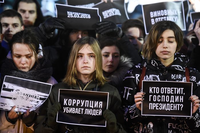 Акция в память о погибших в Кемерове на Пушкинской площади в Москве