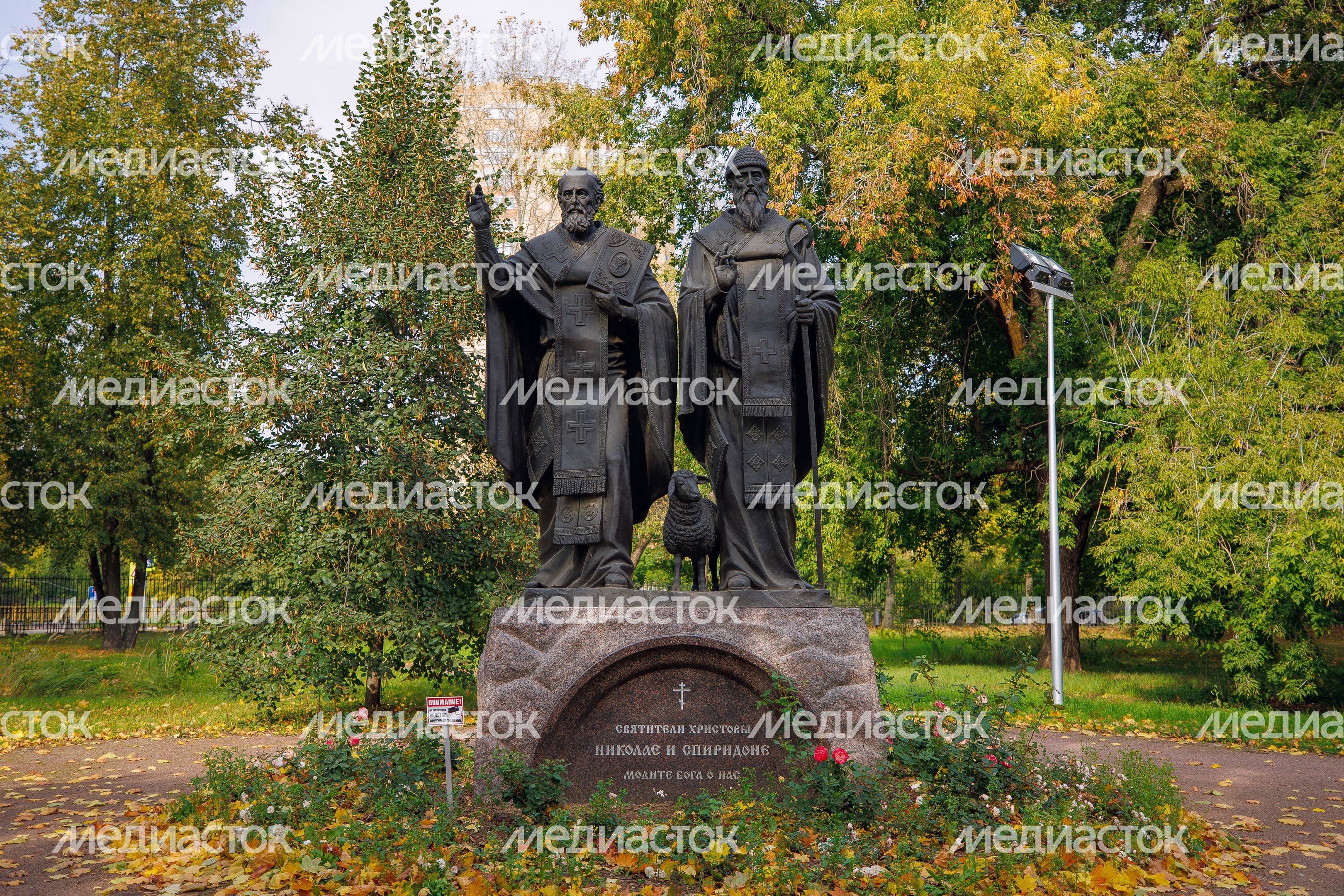 Святители Христовы Николай и Спиридон - памятник на территории усадьбы Белая дача в Котельниках Святители Христовы Николай и Спиридон - памятник на территории усадьбы Белая дача в Котельниках