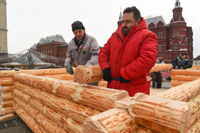 Монтаж инсталляций для фестиваля «Московская Масленица» на Манежной площади