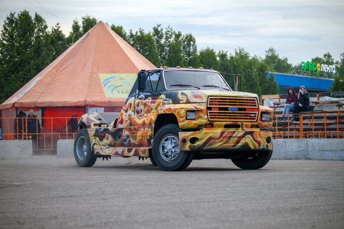 Невероятные трюки на автомобилях на шоу каскадеров в Чехове