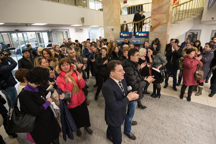 Акция протеста валютных заемщиков в офисе банка ВТБ 24 в Москве