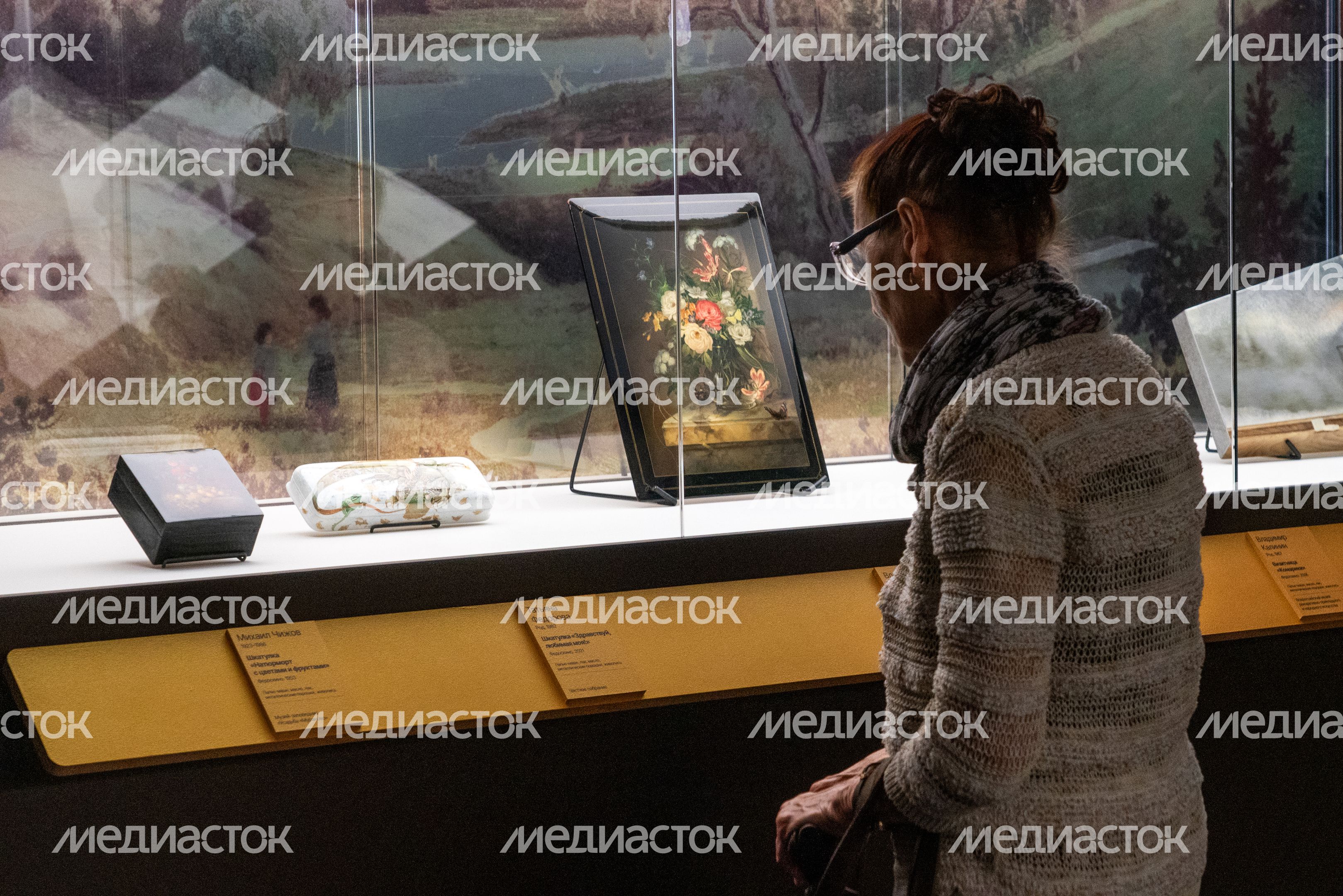 Посетители выставки «Федоскино: где живет душа» в музее «Новый Иерусалим» города Истра Посетители выставки «Федоскино: где живет душа» в музее «Новый Иерусалим» города Истра