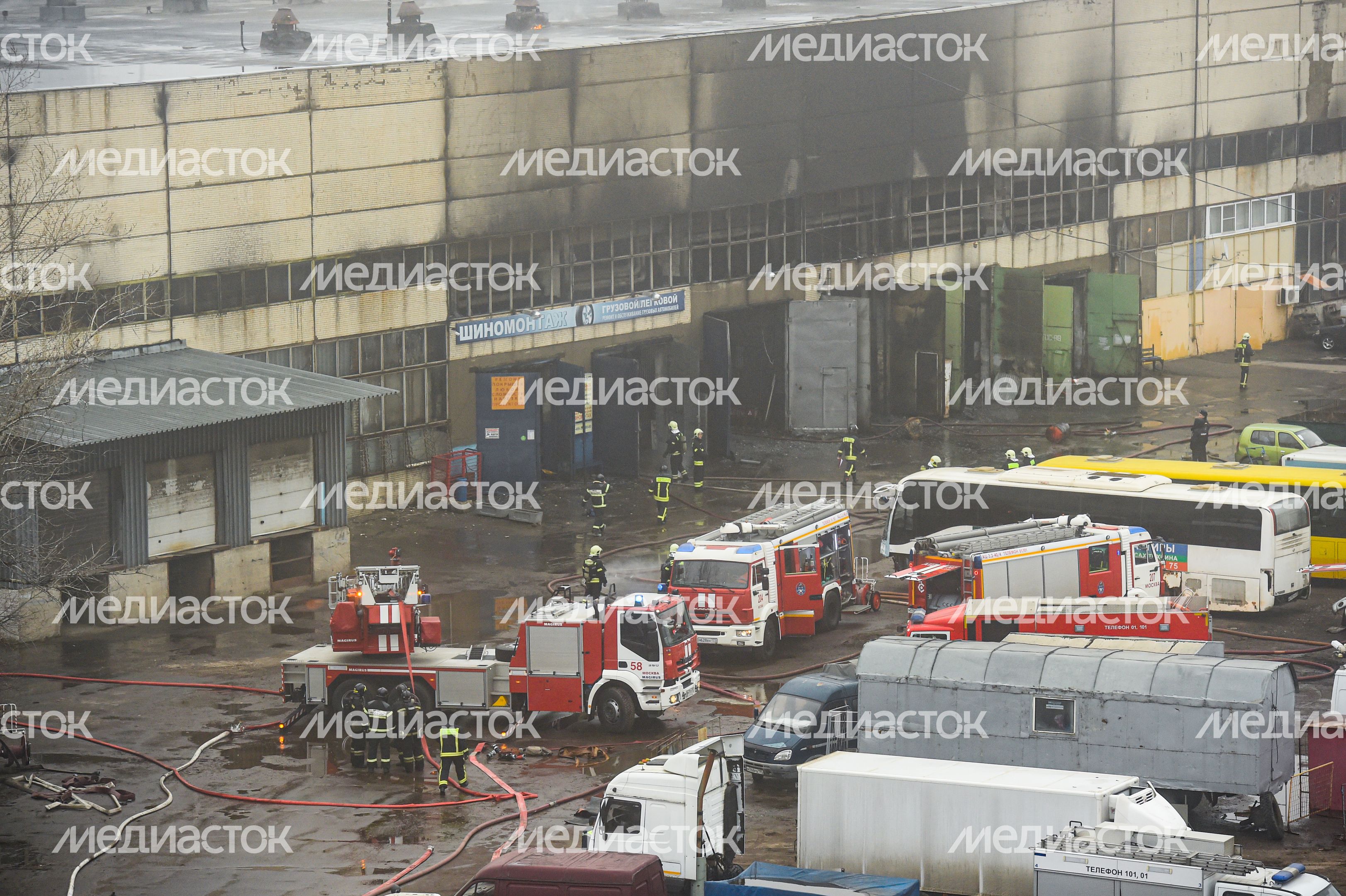 Пожар в складском помещении на улице Маршала Прошлякова в Москве