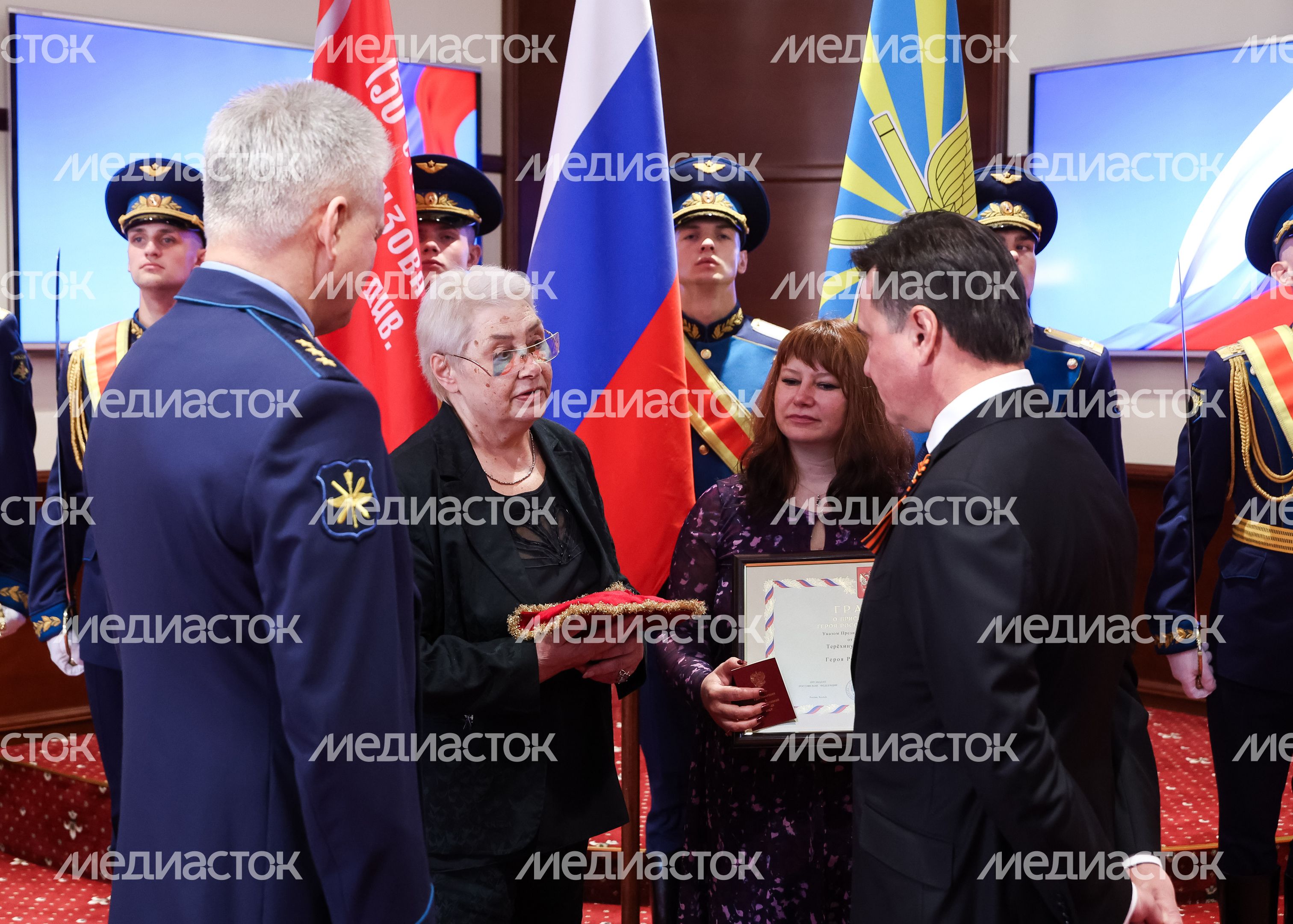Родственникам легендарного лётчика Николая Терёхина передали "Золотую Звезду" Героя России