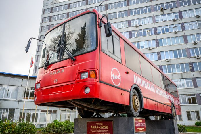 Автобус ЛиАЗ‑5256 у проходной завода ЛиАЗ в Ликино‑Дулево