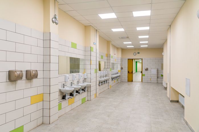 Умывальники возле столовой в новом корпусе образовательного центра «Сабурово» в Красногорске
