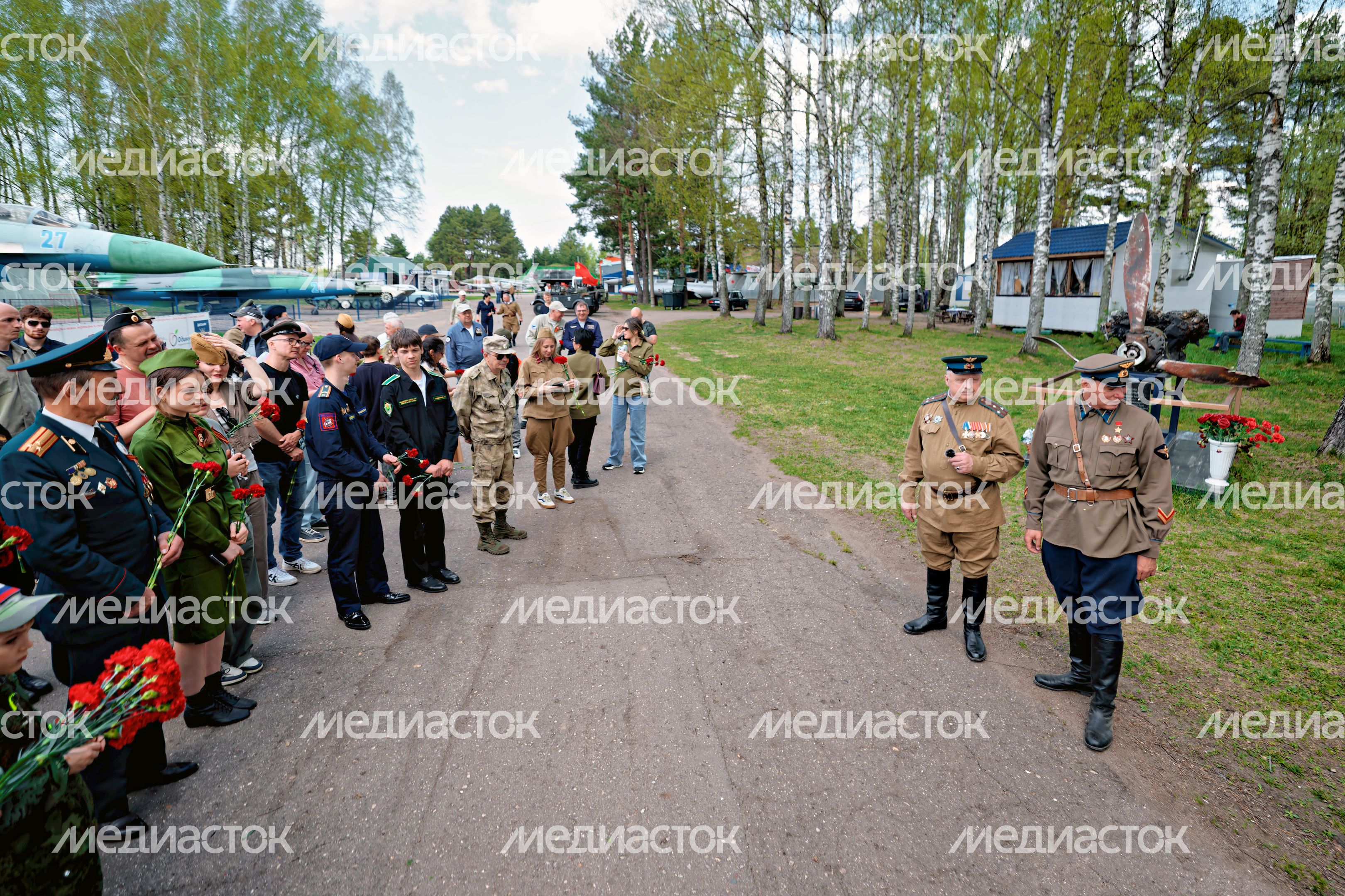 Патриотическое воспитание: возложение цветов к памятнику летчикам в аэроклубе ВВС Одинцовского округа ко Дню Победы Патриотическое воспитание: возложение цветов к памятнику летчикам в аэроклубе ВВС Одинцовского округа ко Дню Победы