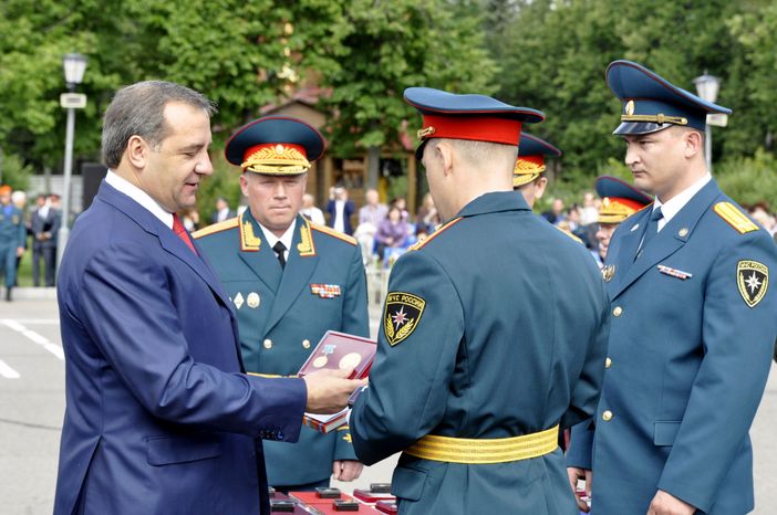 Владимир Пучков на выпускном в Академии гражданской защиты МЧС
