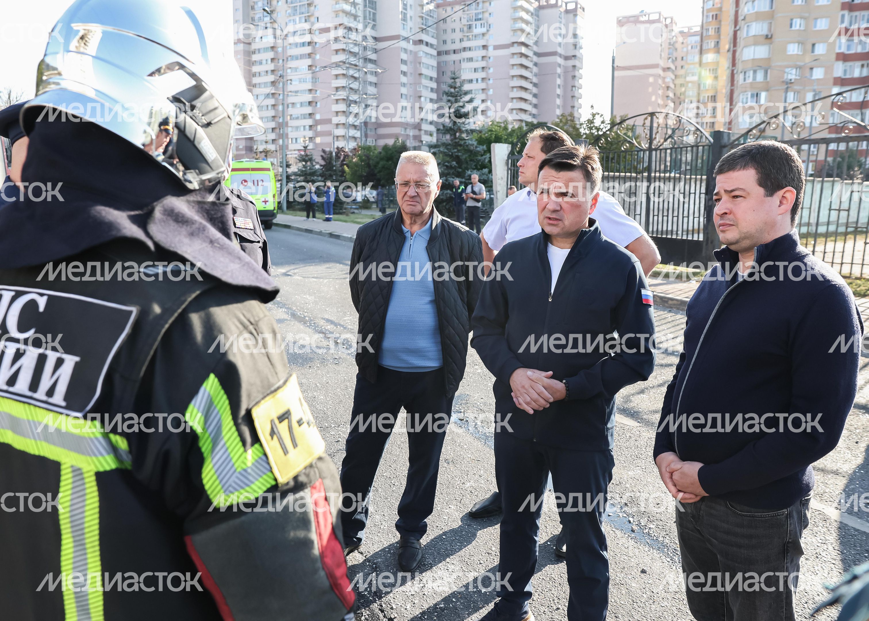 Андрей Воробьев встретился с жителями домов, поврежденных при атаке БПЛА