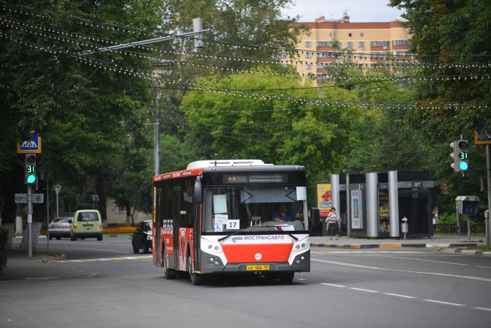 Автобус едет по улице Ленина в Реутове